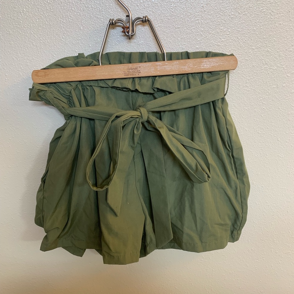 High waisted Flowy dark green shorts. Size Medium